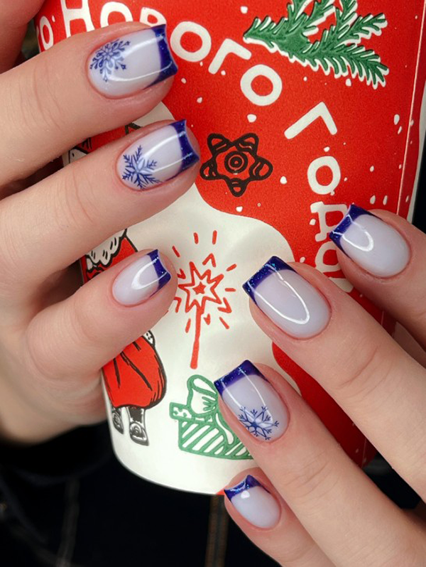 Новогодний маникюр 2026: Ярко-синий (кобальт) маникюр на коротких ногтях с нюдовым акцентом и синим сердечком. Стильный праздничный маникюр в Архангельске.