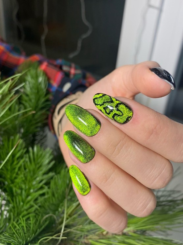 Новогодний маникюр 2026 Архангельск: Яркий неоново-зеленый кошачий глаз (эффект блика) на длинных ногтях с трендовым черным змеиным/рептильным принтом на акцентном пальце. Идея праздничного маникюра от Салона красоты 'Мускат'